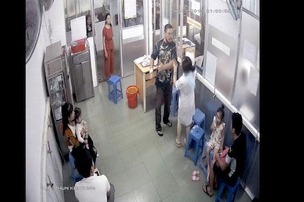 Toàn bộ clip ghi lại cảnh người nhà bệnh nhân đánh nữ điều dưỡng gãy hàm vì con phải nhường giường cho bệnh nhân mới vào-1