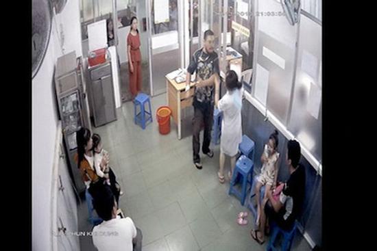 Nữ điều dưỡng bị người nhà bệnh nhi đánh gãy xương hàm