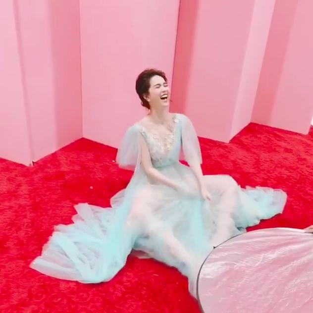 Ngọc Trinh quay clip ăn gà rán, dân mạng chỉ quan tâm tướng ngồi vắt chân lên ghế rất đàn ông-15