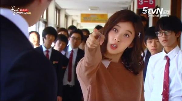 Trong phim "Tiệm mỳ mỹ nam", cô giáo Lee Chung Ah là một người nhiệt tình, chăm chỉ, vừa đi dạy vừa kinh doanh chung vốn mở một cửa hàng mỳ.