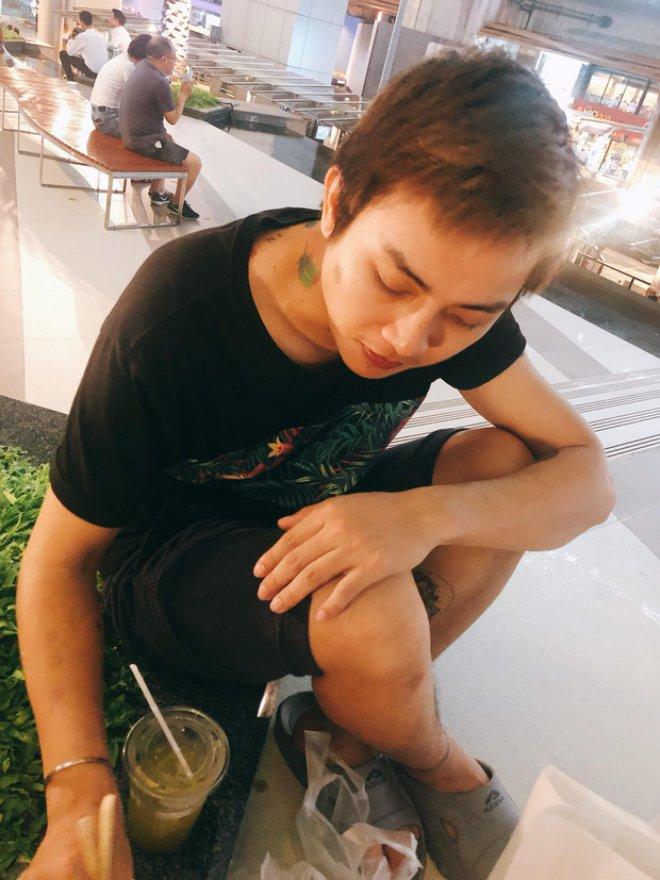 Hoài Lâm đăng ảnh hút thuốc lá, xuống sắc đầu tóc bù xù-4