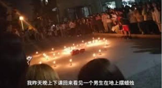 Chàng trai số nhọ: Dày công chuẩn bị nến hoa tỏ tình dưới kí túc xá thì phát hiện... nhầm crush-1