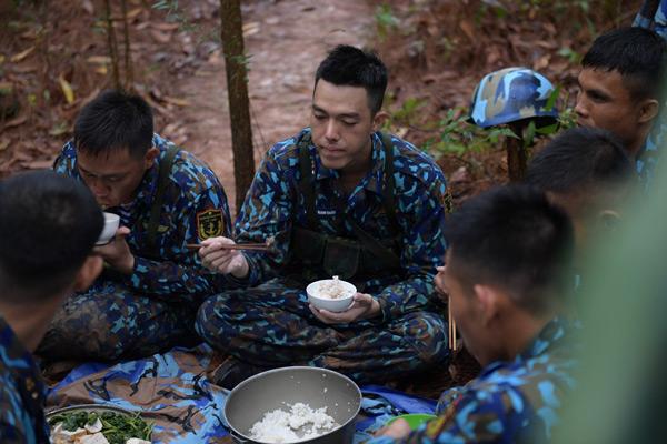 Góc khuất Sao Nhập Ngũ: Dàn sao phải tắm chung, mặc quần áo 1 tuần không giặt-4