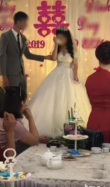 CLIP: Đám cưới hạnh phúc nhưng phản ứng quá đà của cô dâu làm dân mạng xôn xao tranh cãi-2