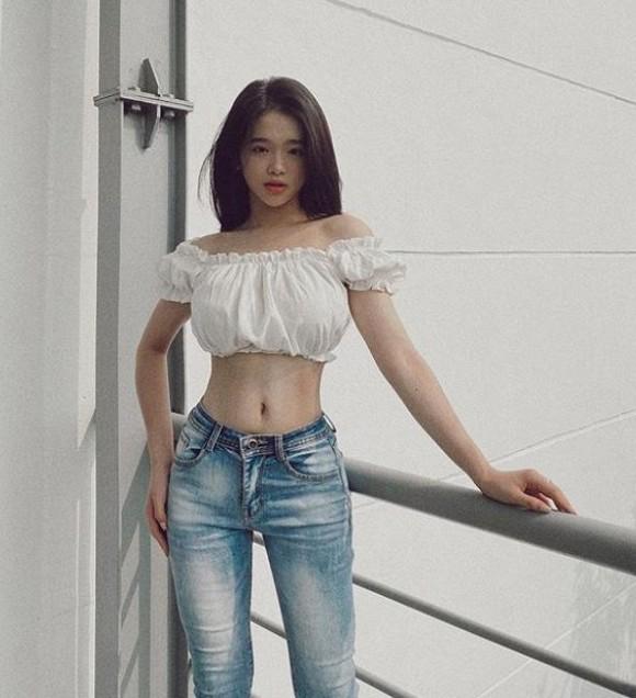 Than thở tăng cân nhưng Linh Ka lại khoe vòng eo nhỏ đến mức khó tin-2