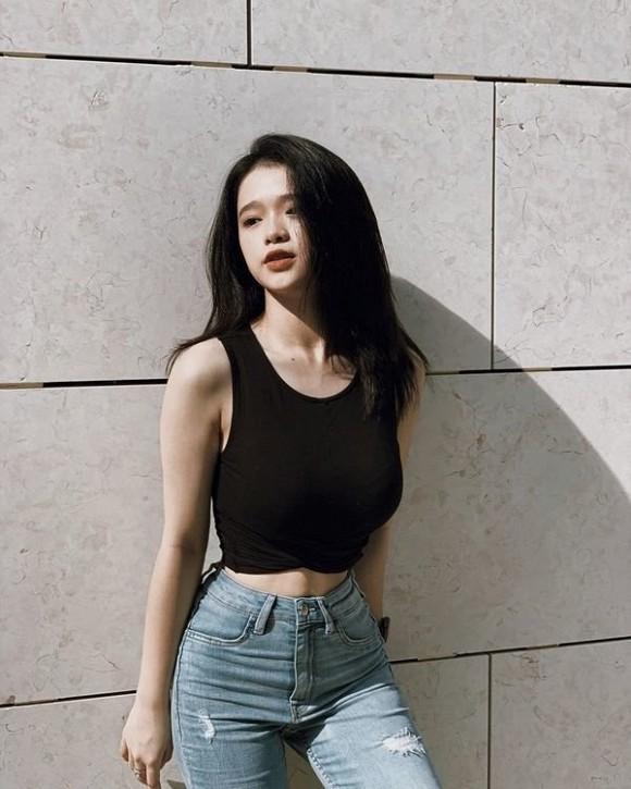 Than thở tăng cân nhưng Linh Ka lại khoe vòng eo nhỏ đến mức khó tin-4