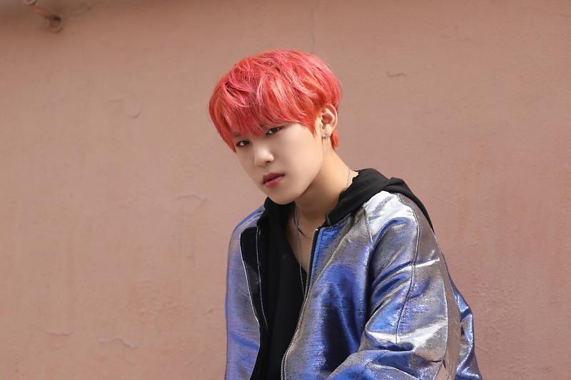 AB6IX Park Woojin được chẩn đoán bị rách sụn khớp gối. Hiện nam thần tượng đã trải qua ca phẫu thuật và đang trong quá trình nghỉ ngơi, hồi phục. Anh tạm thời dừng lại toàn bộ hoạt động của nhóm.