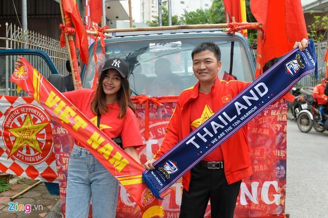 Clip: Người hâm mộ xuống đường, nhuộm đỏ các tuyến phố trước trận quyết đấu Thái Lan trên sân Mỹ Đình-4