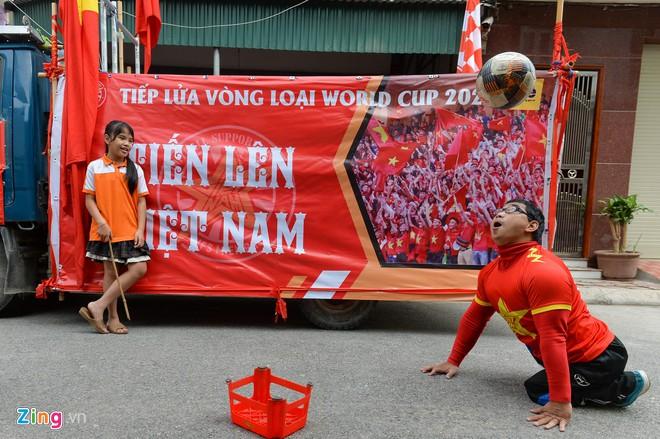 Clip: Người hâm mộ xuống đường, nhuộm đỏ các tuyến phố trước trận quyết đấu Thái Lan trên sân Mỹ Đình-6