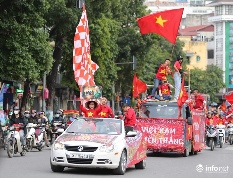 Clip: Người hâm mộ xuống đường, nhuộm đỏ các tuyến phố trước trận quyết đấu Thái Lan trên sân Mỹ Đình-7