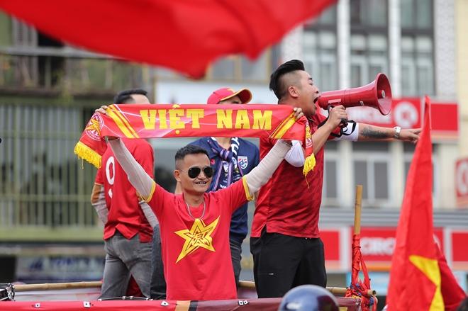 Clip: Người hâm mộ xuống đường, nhuộm đỏ các tuyến phố trước trận quyết đấu Thái Lan trên sân Mỹ Đình-13