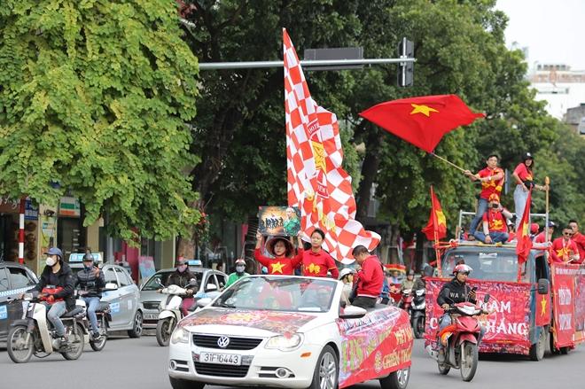 Clip: Người hâm mộ xuống đường, nhuộm đỏ các tuyến phố trước trận quyết đấu Thái Lan trên sân Mỹ Đình-9