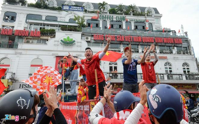 Clip: Người hâm mộ xuống đường, nhuộm đỏ các tuyến phố trước trận quyết đấu Thái Lan trên sân Mỹ Đình-5