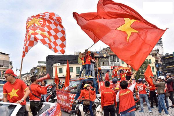 Clip: Nữ sinh đứng trước cổng trường bị thanh niên lạ mặt đi tới sờ soạng làm ai cũng choáng-2