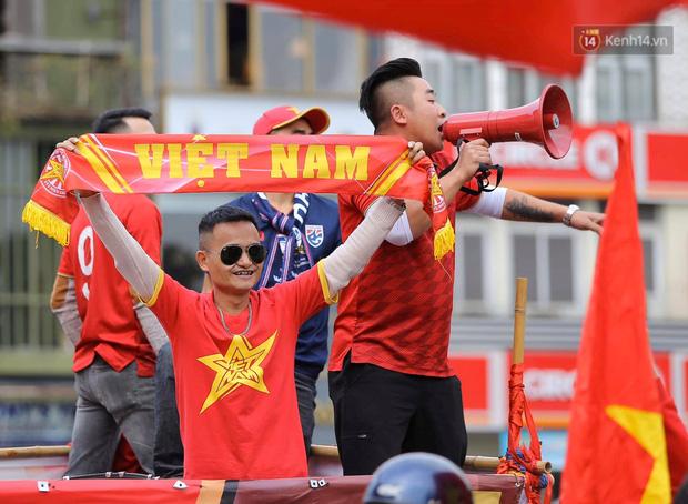 Clip: Người hâm mộ xuống đường, nhuộm đỏ các tuyến phố trước trận quyết đấu Thái Lan trên sân Mỹ Đình-1