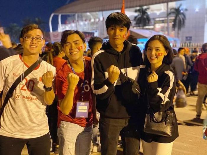 Minh Dự, Quang Tuấn đến sân Mỹ Đình cổ vũ tuyển Việt Nam-1