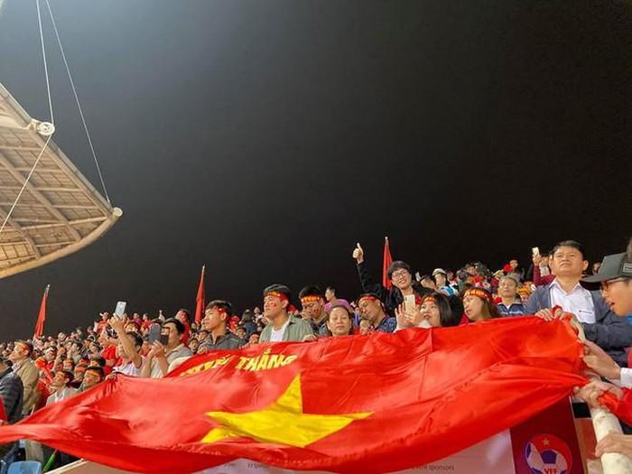 Minh Dự, Quang Tuấn đến sân Mỹ Đình cổ vũ tuyển Việt Nam-4