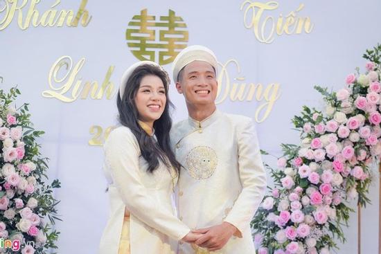 Vợ chồng trung vệ Bùi Tiến Dũng lần đầu khoe mặt con gái