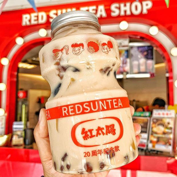 Tín đồ trà sữa phát cuồng với phiên bản đặc biệt hình lọ sữa chua uống siêu to khổng lồ có dung tích lên đến 700ml tại Đài Nam-2