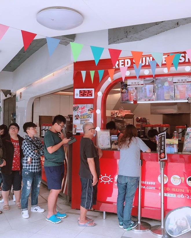 Tín đồ trà sữa phát cuồng với phiên bản đặc biệt hình lọ sữa chua uống siêu to khổng lồ có dung tích lên đến 700ml tại Đài Nam-5