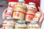 Tín đồ trà sữa phát cuồng với phiên bản đặc biệt hình lọ sữa chua uống 'siêu to khổng lồ' có dung tích lên đến 700ml tại Đài Nam