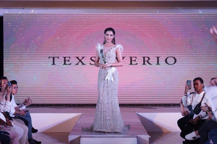 Trước giờ G, đối thủ Hoàng Thùy tưng bừng khoe trang phục dân tộc cực gắt-2