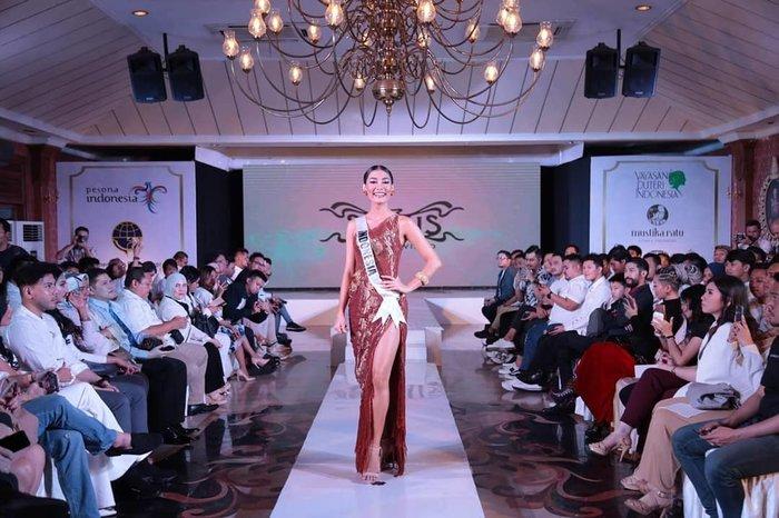 Trước giờ G, đối thủ Hoàng Thùy tưng bừng khoe trang phục dân tộc cực gắt-6