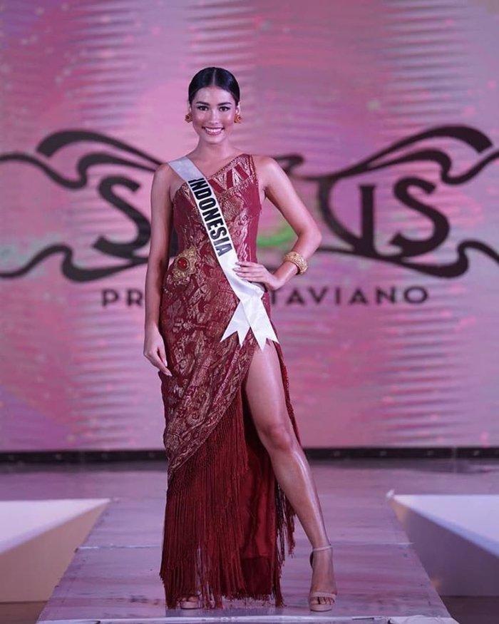 Trước giờ G, đối thủ Hoàng Thùy tưng bừng khoe trang phục dân tộc cực gắt-7