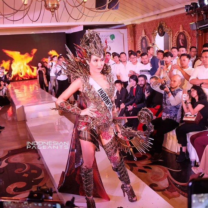 Trước giờ G, đối thủ Hoàng Thùy tưng bừng khoe trang phục dân tộc cực gắt-11