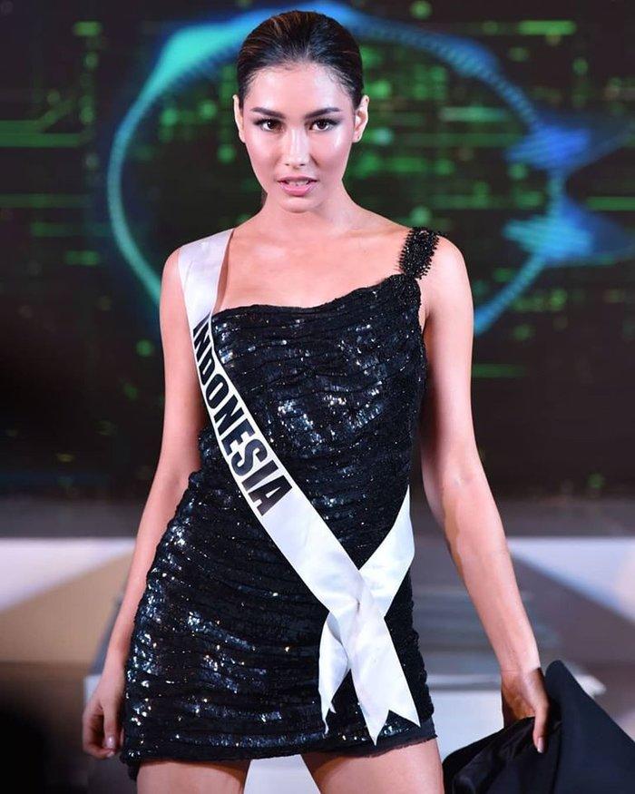 Trước giờ G, đối thủ Hoàng Thùy tưng bừng khoe trang phục dân tộc cực gắt-8