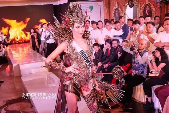 Trước giờ G, đối thủ Hoàng Thùy tưng bừng khoe trang phục dân tộc 'cực gắt'