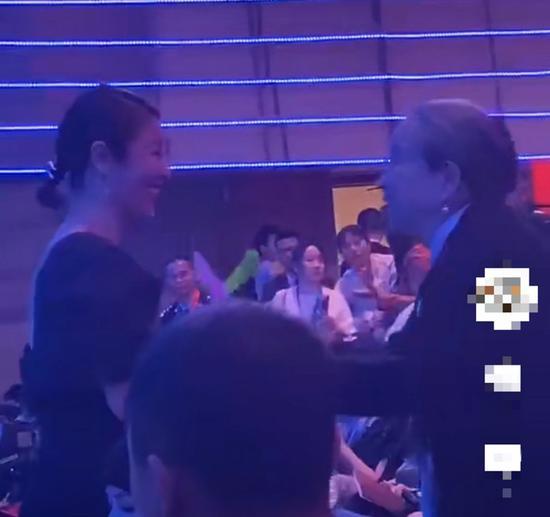 Hạ Tử Vy Lâm Tâm Như tay bắt mặt mừng khi gặp lại Dung Ma Ma sau 20 năm-1