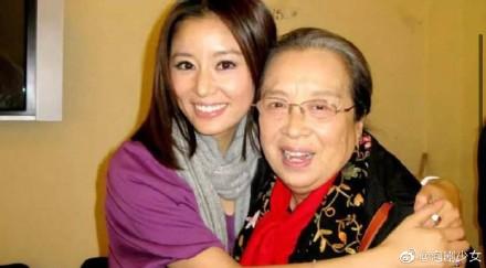 Hạ Tử Vy Lâm Tâm Như tay bắt mặt mừng khi gặp lại Dung Ma Ma sau 20 năm-3