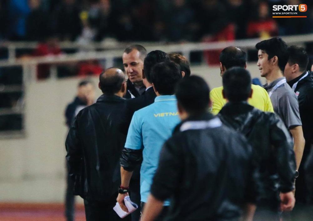Tay bắt mặt mừng sang giao hữu nhưng bị trợ lý Thái Lan cà khịa, thầy Park phản ứng gắt-1