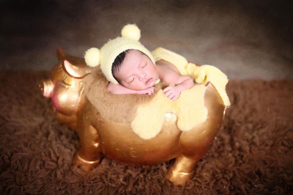 Bùi Tiến Dũng khoe ảnh bán nude nhắn nhủ yêu thương ngày đầy tháng con gái, đích thị là ông bố của năm-3