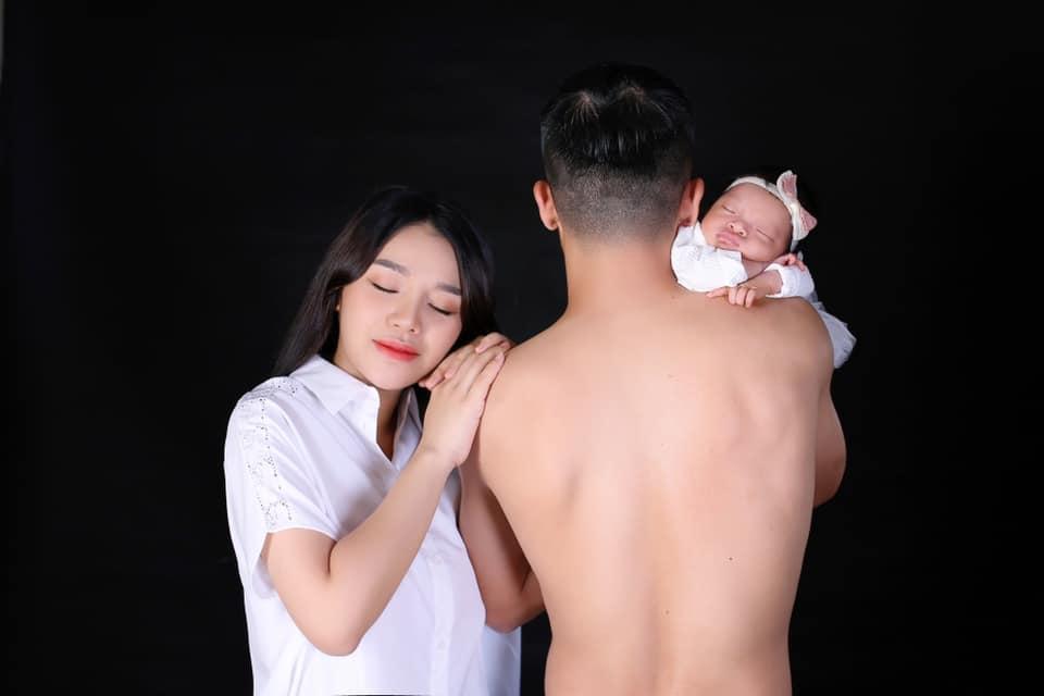 Bùi Tiến Dũng khoe ảnh bán nude nhắn nhủ yêu thương ngày đầy tháng con gái, đích thị là ông bố của năm-4