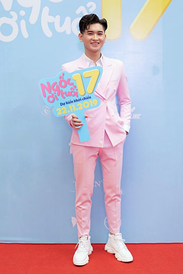 Mon 2k nửa kín nửa hở đến chúc mừng con nuôi Minh Nhí lần đầu đóng vai chính-2