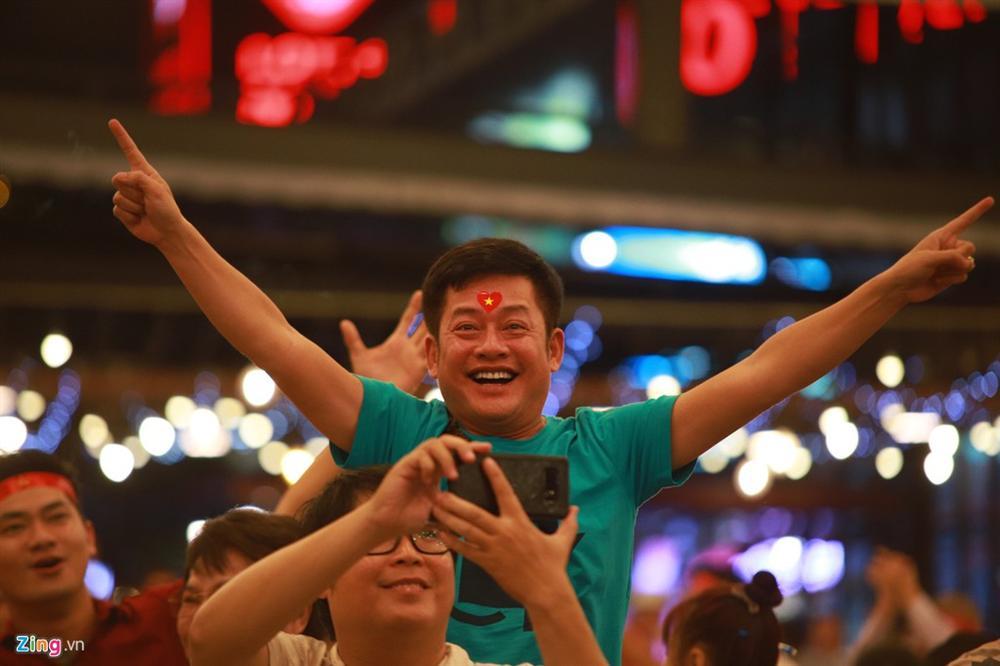 Khoảnh khắc khóc, cười của nghệ sĩ sau trận Việt Nam - Thái Lan-1