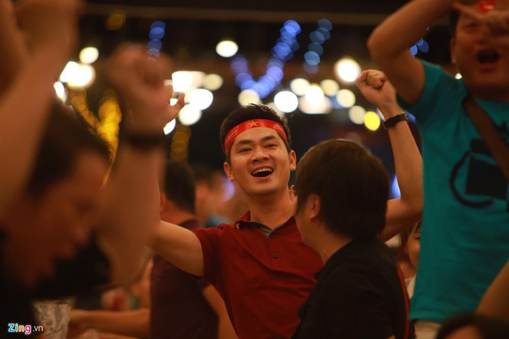 Khoảnh khắc khóc, cười của nghệ sĩ sau trận Việt Nam - Thái Lan-2