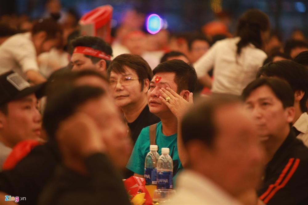 Khoảnh khắc khóc, cười của nghệ sĩ sau trận Việt Nam - Thái Lan-6