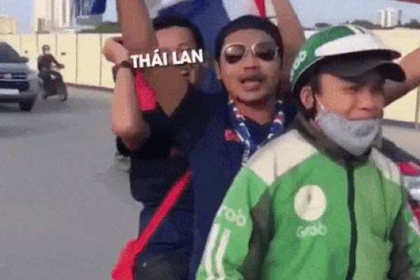 Clip: Cười ngất với màn trả đòn của tài xế Grabbike sau mỗi tiếng hô của CĐV Thái Lan-1