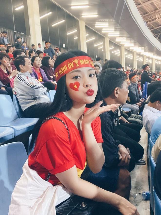 CĐV nữ khoe được cầu thủ Quang Hải tặng vé xem bóng đá-2