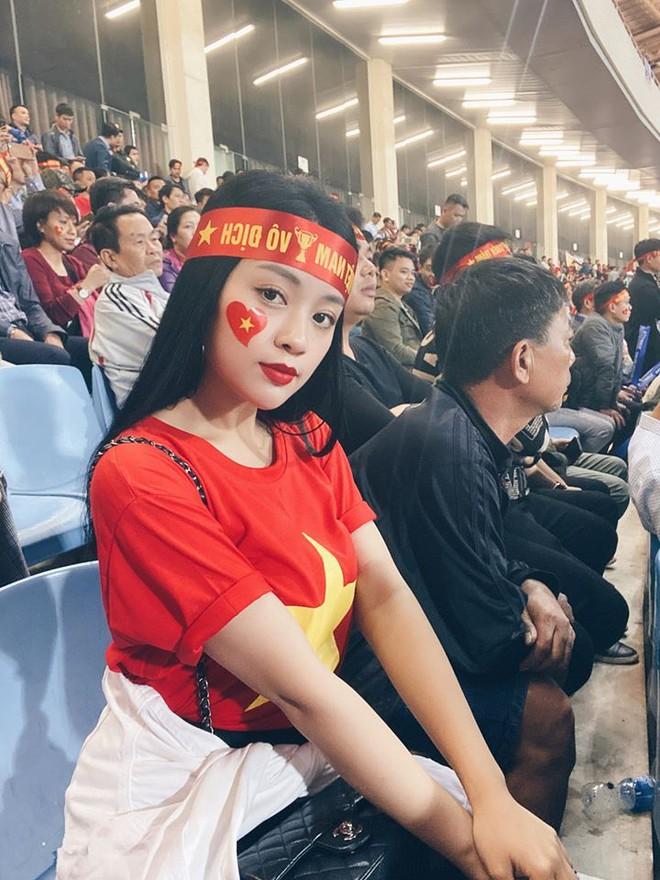 CĐV nữ khoe được cầu thủ Quang Hải tặng vé xem bóng đá-1