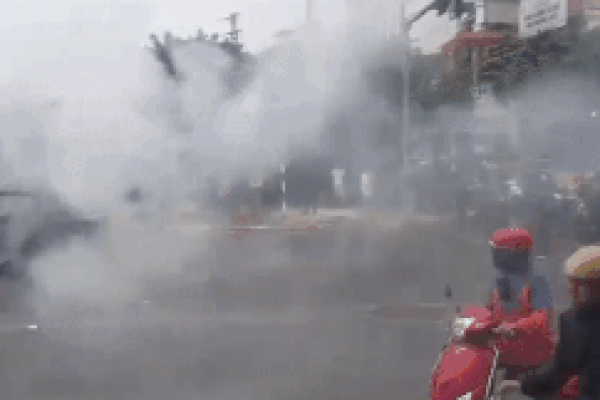 Clip: Xe Mercedes phát nổ rồi bốc cháy ngùn ngụt ở Hà Nội, người phụ nữ bị cuốn vào gầm tử vong