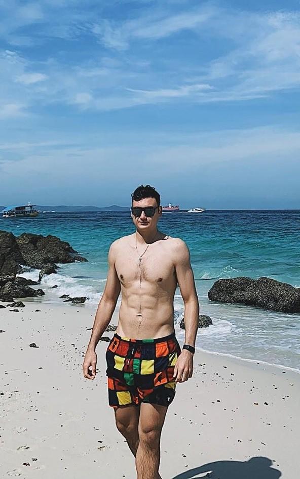 Với chiều cao 1,88 m, Đặng Văn Lâm mặc gì cũng đủ nổi bật-3