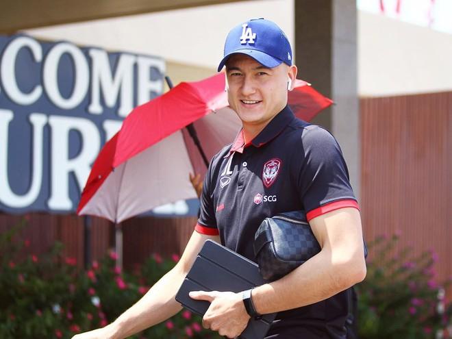 Với chiều cao 1,88 m, Đặng Văn Lâm mặc gì cũng đủ nổi bật-4