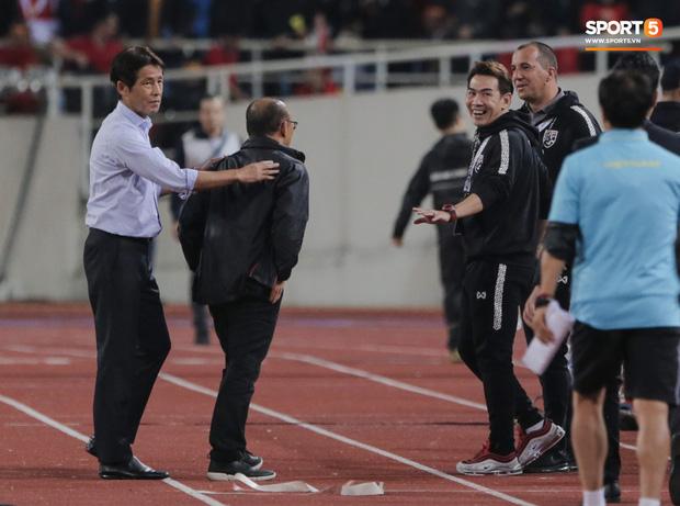 Tiết lộ lý do trợ lý tuyển Thái Lan cà khịa chiều cao của thầy Park trên sân Mỹ Đình-3