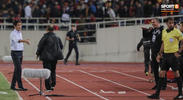 Tiết lộ lý do trợ lý tuyển Thái Lan cà khịa chiều cao của thầy Park trên sân Mỹ Đình-2