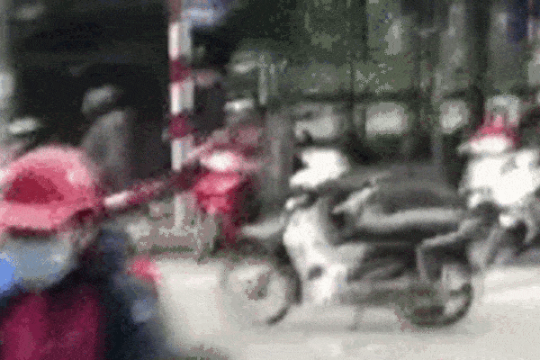 Clip: Nữ tài xế lái xe Mercedes cháy ngùn ngụt ở Hà Nội hoảng loạn chạy khỏi hiện trường