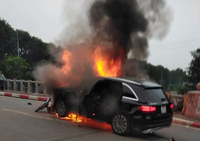 Clip: Nữ tài xế lái xe Mercedes cháy ngùn ngụt ở Hà Nội hoảng loạn chạy khỏi hiện trường-1